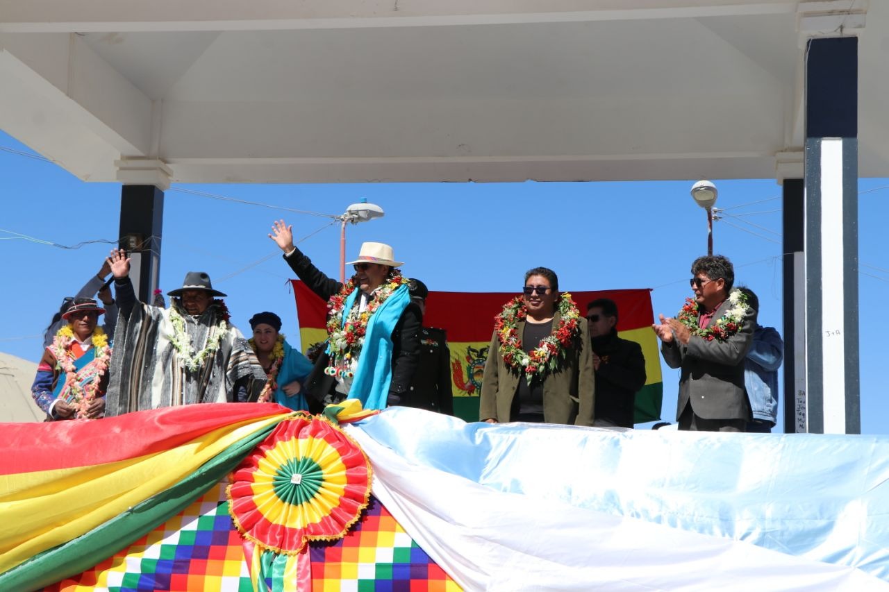 Ministerio De Educación Rinde Homenaje A La Bandera Boliviana En El ...